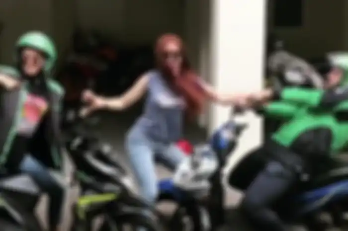 Cewek bule jadi rebutan