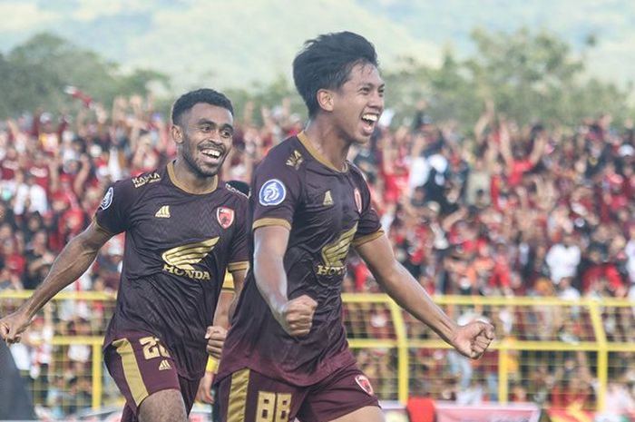 Gelandang PSM Makassar, Ananda Raehan (tengah) mencetak satu gol dalam kemenangan 3-1 atas Bhayangkara FC di Stadion Gelora BJ Habibie, Parepare, pada Jumat (17/3/2023) sore WIB.