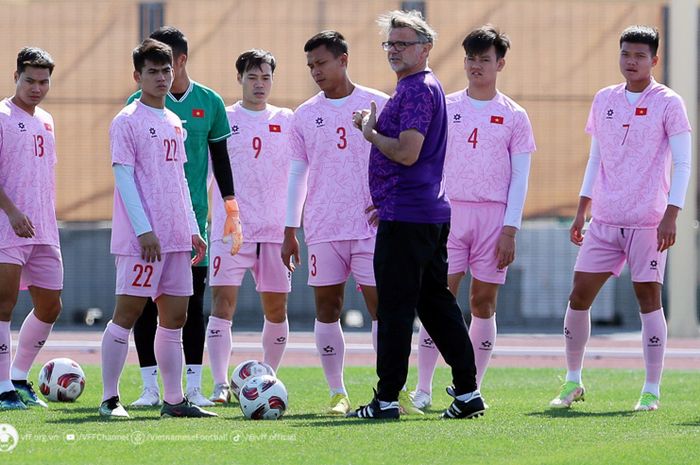 Pelatih Timnas Vietnam, Philippe Troussier, memimpin sesi latihan timnya jelang menghadapi Timnas Indonesia di Piala Asia 2023.