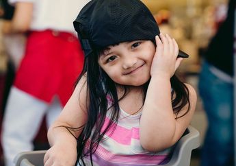 Kecil-kecil Cabe Rawit, Arsy Ternyata Sudah Jago Promosikan Produk Fashion Milik Keluarganya