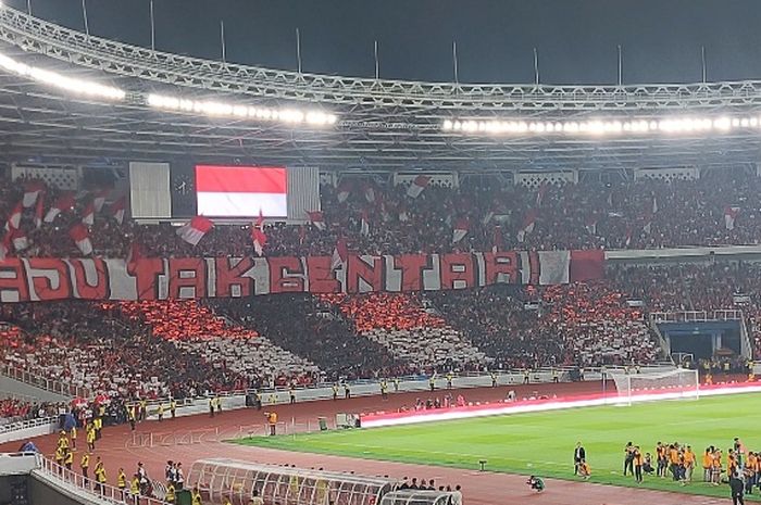 Spanduk semangat dari pendukung timnas Indonesia dalam laga melawan Argentina di Stadion Utama Gelora Bung Karno (SUGBK), Senayan, Jakarta, Senin (19/6/2023).