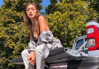 Bercocok Tanam di Kebun Sayur, Intip Gaya Seksinya Jessica Iskandar Cuma Pakai Tank Top dan Celana Super Mini