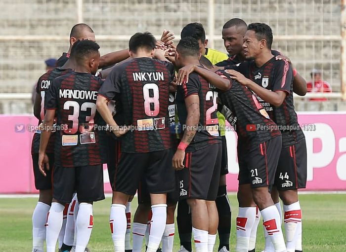 Para pemain Persipura Jayapura melakukan tos sebelum laga kontra Perseru Badak Lampung di Stadion Sumpah Pemuda, Bandar Lampung, dalam lanjutan Liga 1 2019, Senin (28/10/2019).