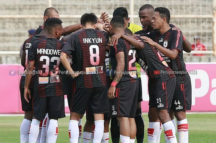 Para pemain Persipura Jayapura melakukan tos sebelum laga kontra Perseru Badak Lampung di Stadion Sumpah Pemuda, Bandar Lampung, dalam lanjutan Liga 1 2019, Senin (28/10/2019).