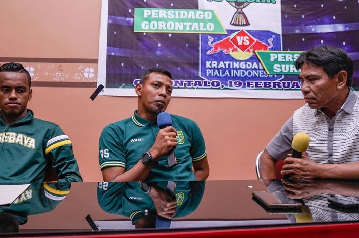 Bejo Sugiantoro (tengah) saat jumpa pers sebelum laga Persebaya kontra Persidago di leg pertama babak 16 besar Piala Indonesia 2018.