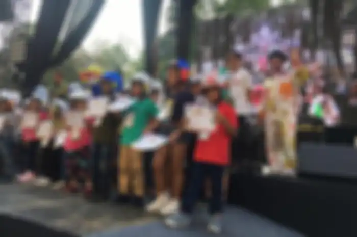 Komunitas Belajar Helm adakan lomba mewarnai helm anak dan menawarkan jasa poles helm bayar suka-suka