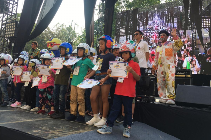Komunitas Belajar Helm adakan lomba mewarnai helm anak dan menawarkan jasa poles helm bayar suka-suka