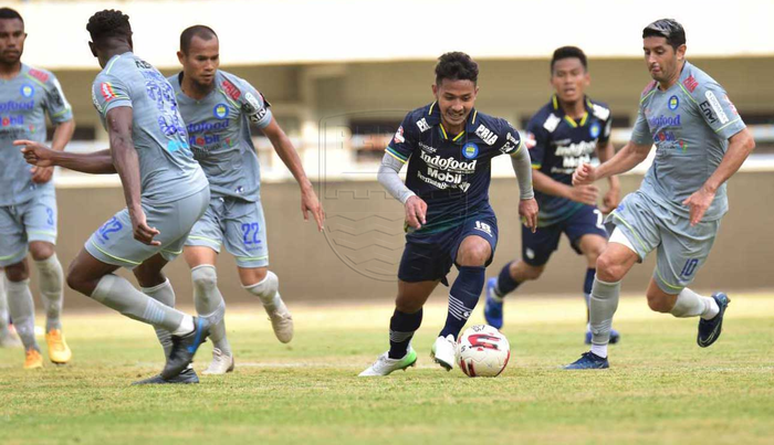 Pemain Persib Bandung, Gian Zola, menggiring bola dalam game internal di Stadion Gelora Bandung Lautan Api, Kota Bandung, Sabtu (10/10/2020).