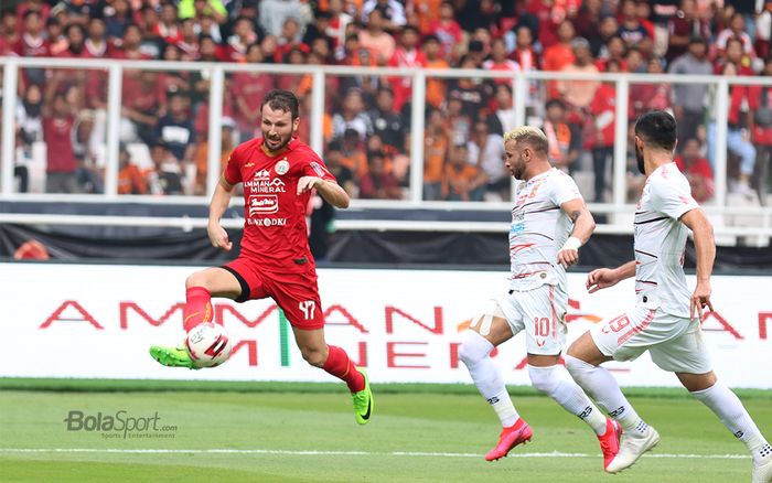 Pemain anyar Persija Jakarta, Marco Motta sedang memberikan umpan silang kala melawan Borneo FC di Stadion Utama Gelora Bung Karno, Jakarta (1/3/2020)