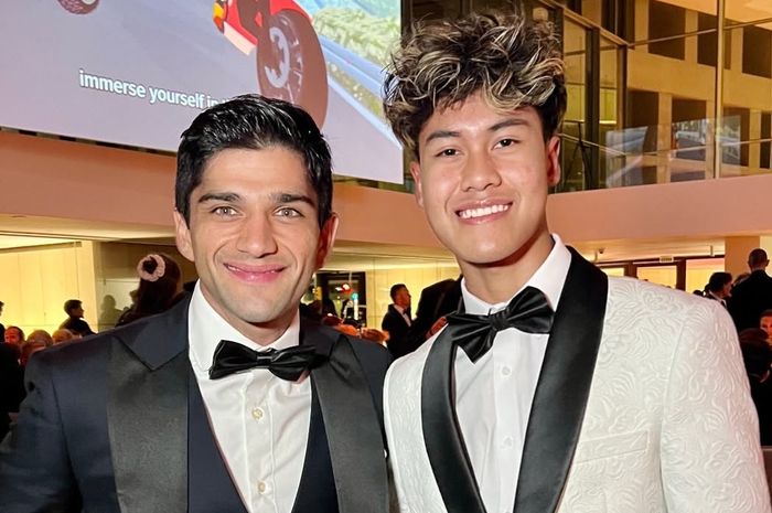 Pembalap Indonesia, Aldi Satya Mahendra (kanan), berfoto bersama Jorge Martin di sela-sela acara FIM Awards Ceremony di Palma de Mallorca, Spanyol, 8 Desember 2024.