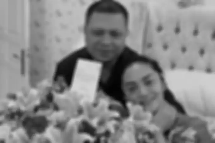 Muka bantal Krisdayanti saat diberi kejutan ultah oleh Raul Lemos