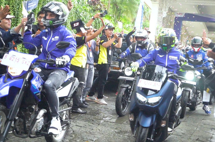 Maverick Vinales riding pakai WR 155R dan Valentino Rossi pacu All New Yamaha NMAX 155