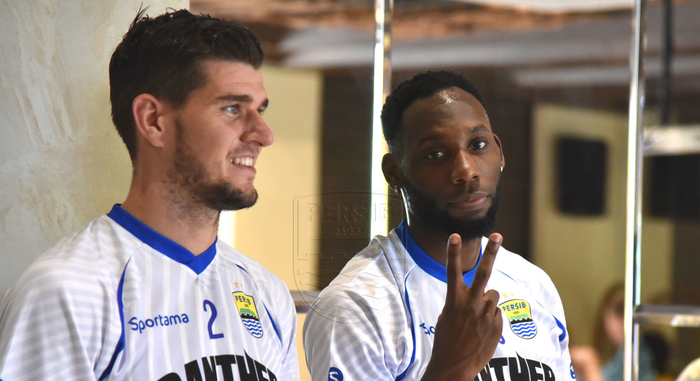 Pemain asing Persib Bandung, Nick Kuipers, bersama Geoffrey Castillion saat mengikuti pemusatan latihan tim di Lembang, Kabupaten Bandung Barat, pada 30 Januari 2020.