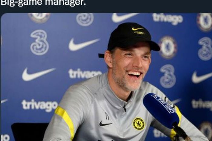 Pelatih Chelsea, Thomas Tuchel, tertawa dalam konferensi pers.