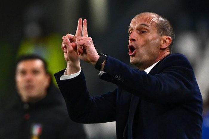 Massimiliano Allegri memberikan instruksi dalam duel Liga Italia Juventus vs Spezia di Allianz Stadium Turin (6/3/2022).