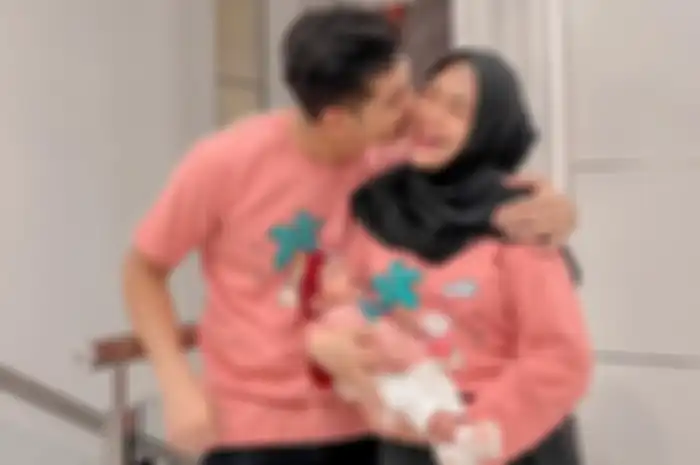 Momen kebersamaan Ria Ricis dan Teuku Ryan dengan sang anak. 