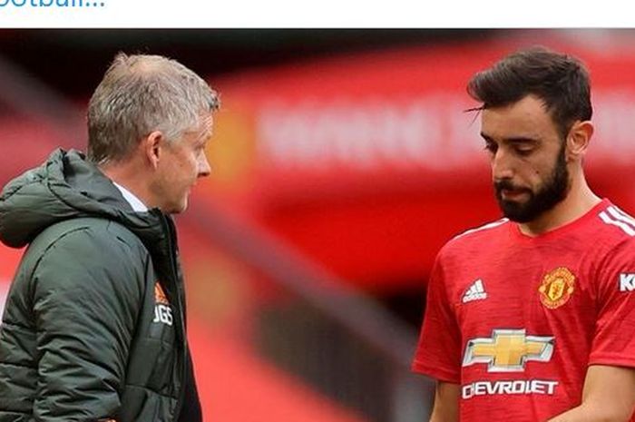 Pelatih Manchester United, Ole Gunnar Solskjaer, berpapasan dengan Bruno Fernandes.