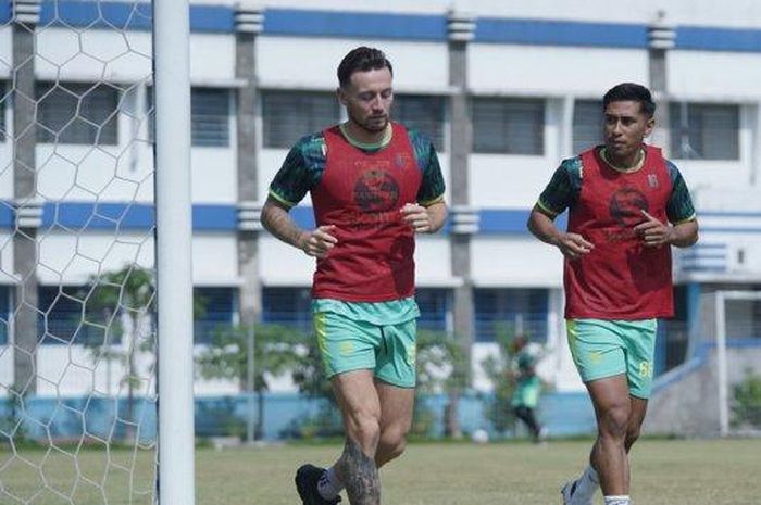 Marc Klok dan Daisuke Sato sedang berlatih bersama di Stadion Persib, Rabu (24/8/2022).