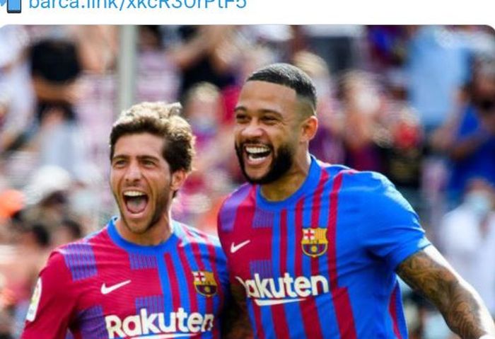 Dua pemain Barcelona, Sergi Roberto dan Memphis Depay, merayakan gol ke gawang Getafe dalam laga Liga Spanyol di Stadion Camp Nou, Minggu (29/8/2021).