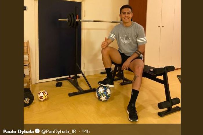 Penyerang Juventus, Paulo Dybala, tetap berlatih dalam masa isolasi di rumah.