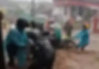 Motor Hampir Hanyut Akibat Terseret Arus Banjir Deras di Jalan Sukabumi-Cianjur