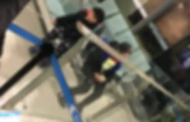 Dua bocah yang ditelantarkan orangtuanya di bandara karena salah satu dari mereka mengalami demam.
