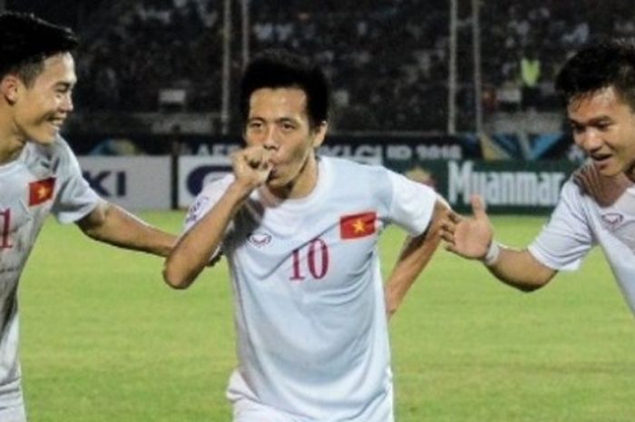 Nguyen Van Toan (kanan), pemain Timnas Vietnam yang baru saja mendapatkan gelar sarjana usai kuliah selama 10 tahun.