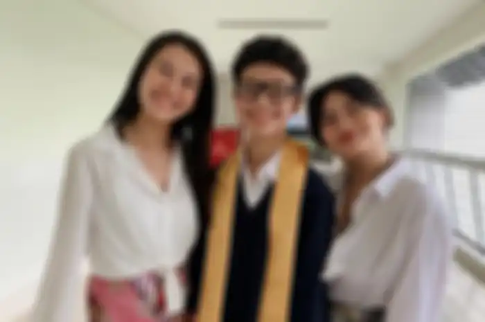 Keanu Massaid didampingi Aaliyah Massaid dan Zahwa Massaid di hari kelulusan 