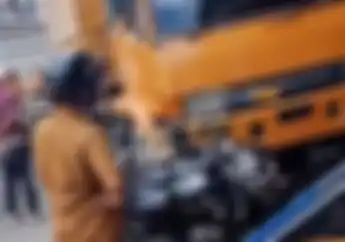 Video Detik-detik Truk Oleng Gilas Puluhan Motor di Pinggir Jalan, Rem Jadi Biang Kerok