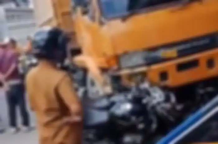 Truk rem blong hajar puluhan motor di Binjai.