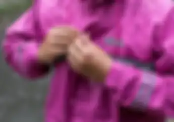 Sesak Napas Karena Terlalu Ketat, Simak Video Panduan Membeli Jas Hujan yang Benar