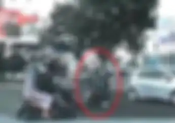 Nekat Potong Jalan, Driver Ojol Terjungkal Ditabrak Pemotor Lain