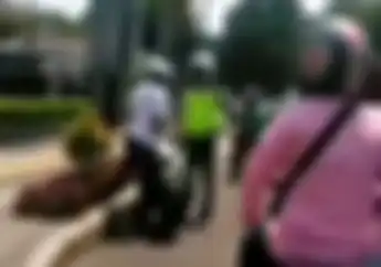 Pemotor Ketakutan! Video Pria Ngamuk dan Tunjuk Wajah Polisi, Motor Gak Sampai Dibanting