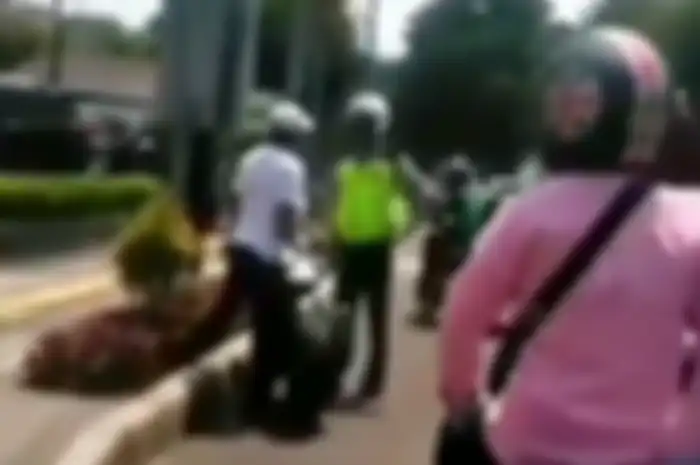 Pemotor melawan polisi saat hendak ditilang di Menteng, Jakpus, Senin (25/2/2019).