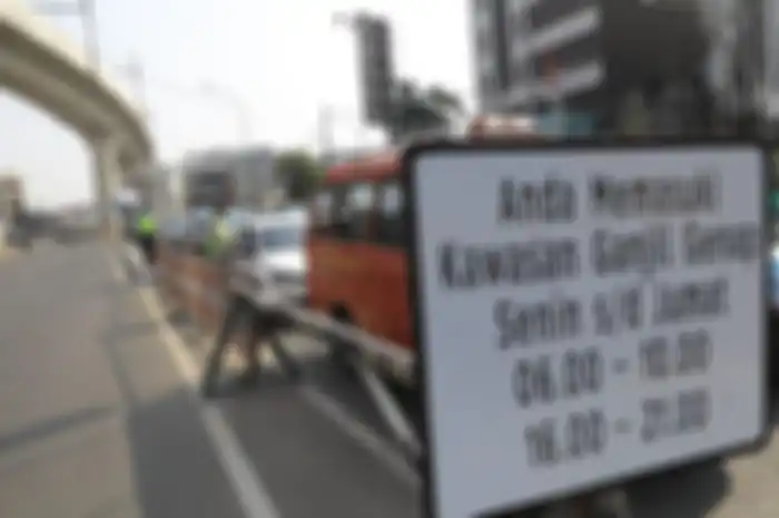 Pelanggar ganjil genap bisa dipenjara 2 bulan atau denda Rp 500 ribu, jangan sampai kena semprit polisi.