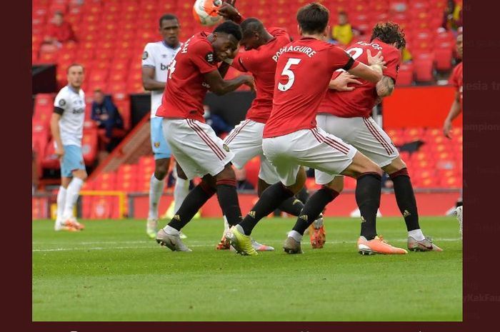 Paul Pogba melakukan handball saat menahan bola tendangan bebas Declan Rice dalam laga Manchester United vs West Ham, 22 Juli 2020.