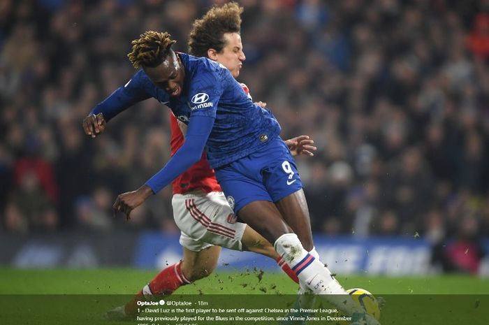 Aksi bek Arsneal, David Luiz, dalam laga kontra Chelsea di Stamford Bridge pada Selasa (21/1/2020).