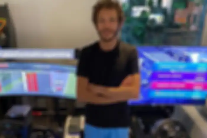 Valentino Rossi ternyata serius dengan ucapan terima semua tantangan balapan virtual, terutama roda empat. Gak tanggung-tanggung dua unit simulator gim canggih tiba di rumahnya