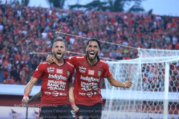 Ilija Spasojevic (kiri) merayakan gol penentu kemenangan Bali United.