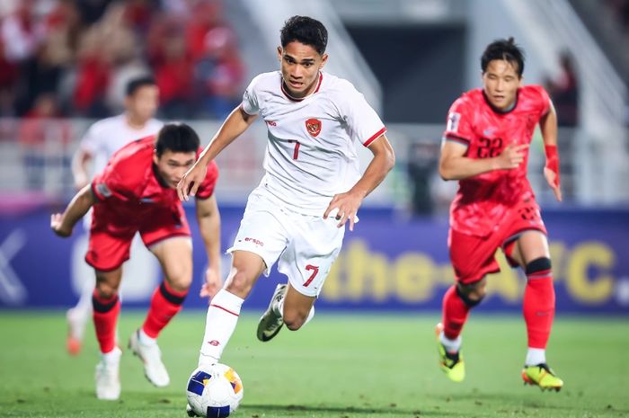 Bintang cemerlang Timnas U-23 Indonesia Marselino Ferdinan dikejar dua pemain Korea Selatan dalam perempat final Piala Asia U-23 2024 di Doha, Qatar.