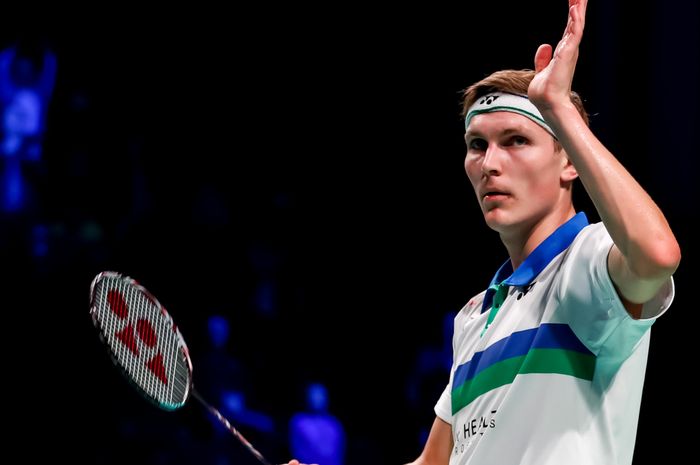 Pebulu tangkis tunggal putra Denmark, Viktor Axelsen, melambaikan tangan ke arah penonton usai memenangi laga melawan Lee Cheuk Yiu (Hong Kong) pada babak semifinal Denmark Open 2021 di Odense Sports Park, Odense, Denmark, Sabtu (24/10/2021).