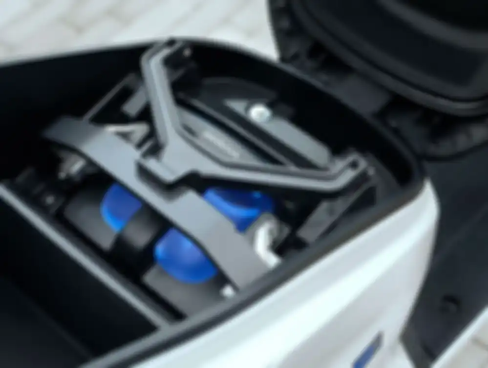 Baterai motor listrik Honda EM1 e: ada di bawah jok dekat bagasi.
