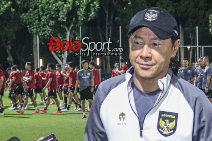 Pelatih timnas Indonesia, Shin Tae-yong, sedang memberikan keterangan kepada awak media di Lapangan A, Senayan, Jakarta, Senin (9/10/2023) siang.