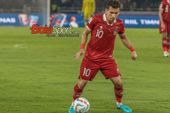 Pemain timnas Indonesia, Egy Maulana Vikri, sedang menguasai bola saat bertanding di Stadion Utama Gelora Bung Karno, Senayan, Jakarta, Kamis (12/10/2023).