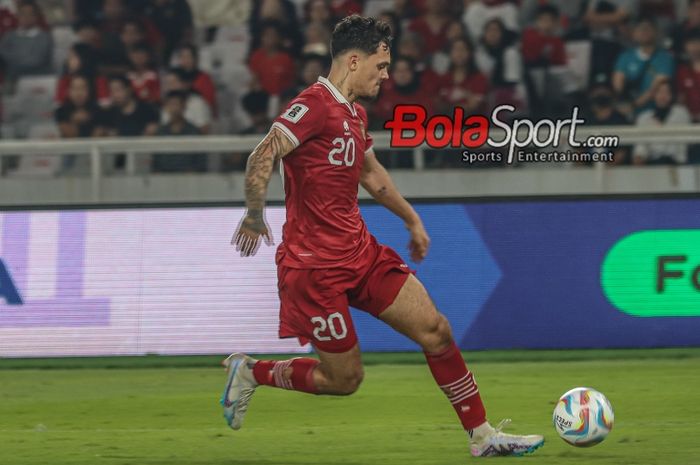 Pemain naturalisasi timnas Indonesia, Shayne Pattynama, sedang menguasai bola saat bertanding di Stadion Utama Gelora Bung Karno, Senayan, Jakarta, Kamis (12/10/2023).