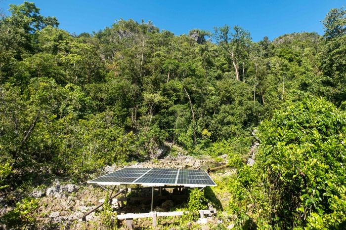 Pengaplikasian panel surya atau pembangkit listrik tenaga matahari di Pulau Piaynemo, Kepulauan Rajaampat, sebagai salah satu sumber energi baru terbarukan.