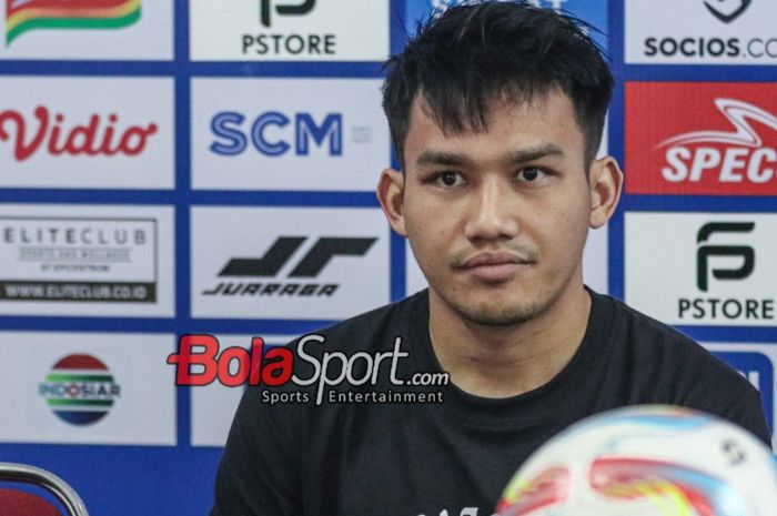 Pemain Persija Jakarta, Witan Sulaeman, saat hadir dalam sesi jumpa pers di Stadion Patriot Candrabhaga, Bekasi, Jawa Barat, Minggu (22/10/2023).