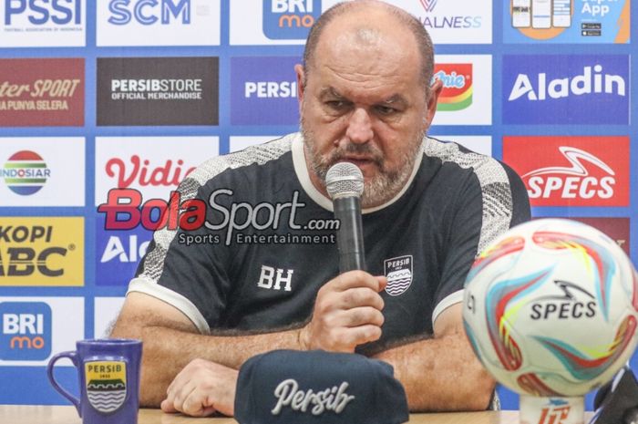 Pelatih Persib Bandung, Bojan Hodak, sedang memberikan keterangan kepada awak media di Stadion Si Jalak Harupat, Bandung, Jawa Barat, Sabtu (9/3/2024) siang.