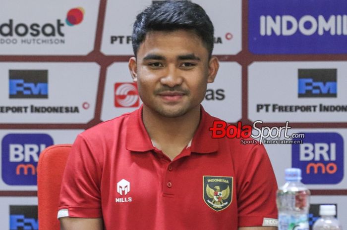 Pemain timnas Indonesia, Asnawi Mangkualam Bahar, sempat tersenyum saat hadir dalam sesi jumpa pers di Media Center Stadion Utama Gelora Bung Karno, Senayan, Jakarta, Rabu (11/10/2023).