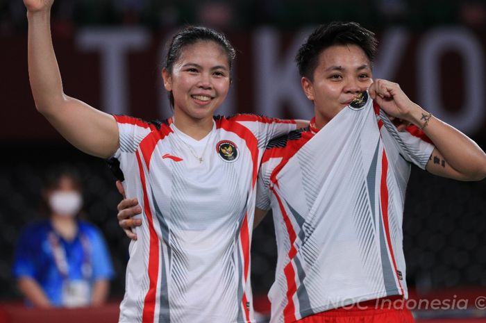 Pasangan ganda putri Indonesia, Greysia Polii/Apriyani Rahayu, berpose setelah memastikan medali emas Olimpiade Tokyo 2020 di Musashino Forest Plaza, Senin (2/8/2021).